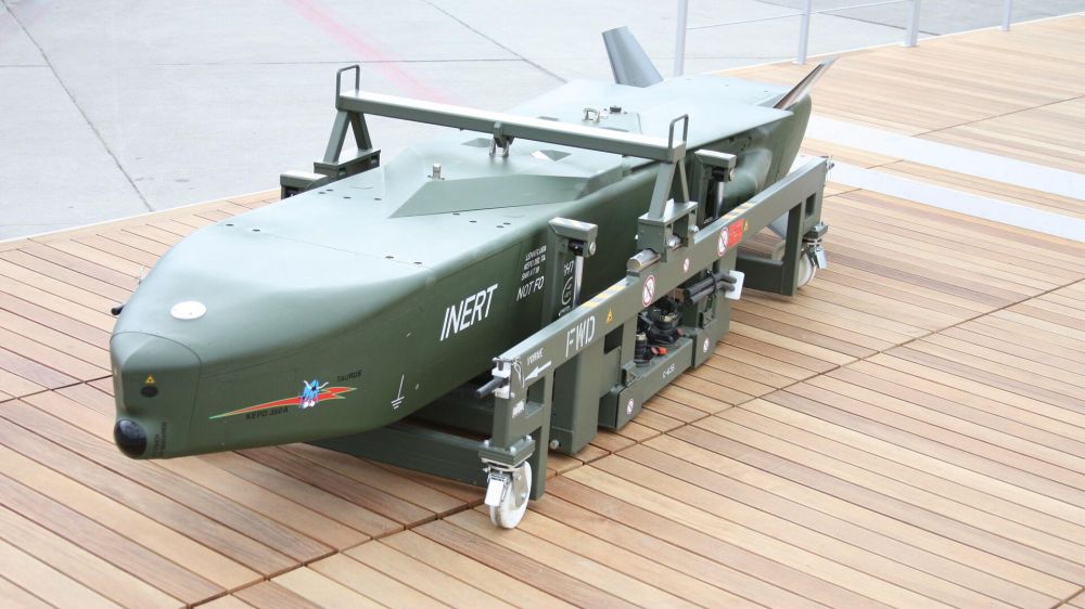 Политолог рассказал, когда Киеву передадут немецкие ракеты "Таурус", а штурмовики ВСУ получат "Апачи"