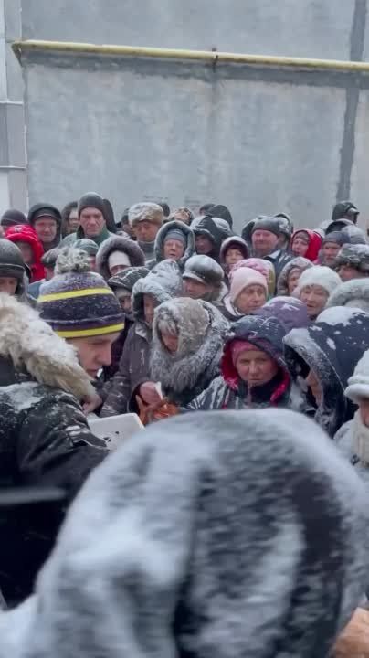 Максим Григорьев: Украина – це Европа. Раздача хлеба в Ивано-Франковске. Людей, конечно, жалко