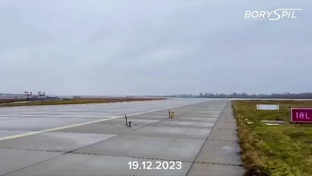 После успешного полета нашего борта в аэропорт Краснодар и обратно в Минводы, в киевский аэропорт Борисполь прилетел и вылетел гражданский Boeing 737-800