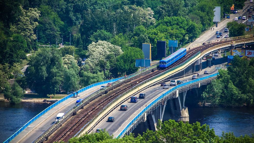 Мост Метро в Киеве "уставший" уже два года, его закрытие может помешать "работе" ВСУ - горсовет