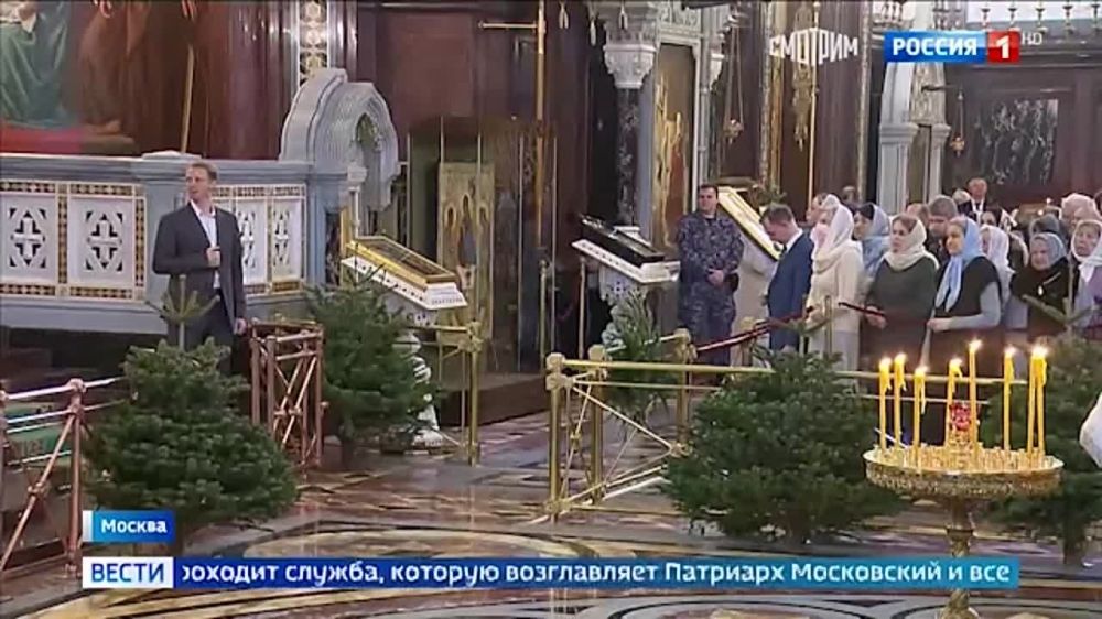 Православные верующие в ночь с субботы на воскресенье начинают отмечать один из главных христианских праздников - Рождество Христово