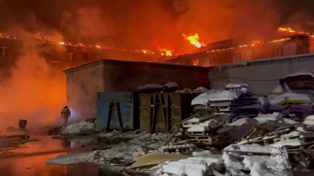 Цех по производству полимерной продукции горит в подмосковном поселке Обухово на 8 тысячах "квадратов", сообщили в МЧС