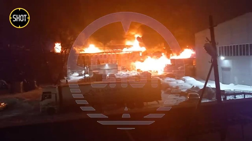 Крупный пожар в подмосковном Обухово — там горит цех по производству полимерной продукции на площади 8000 квадратных метров