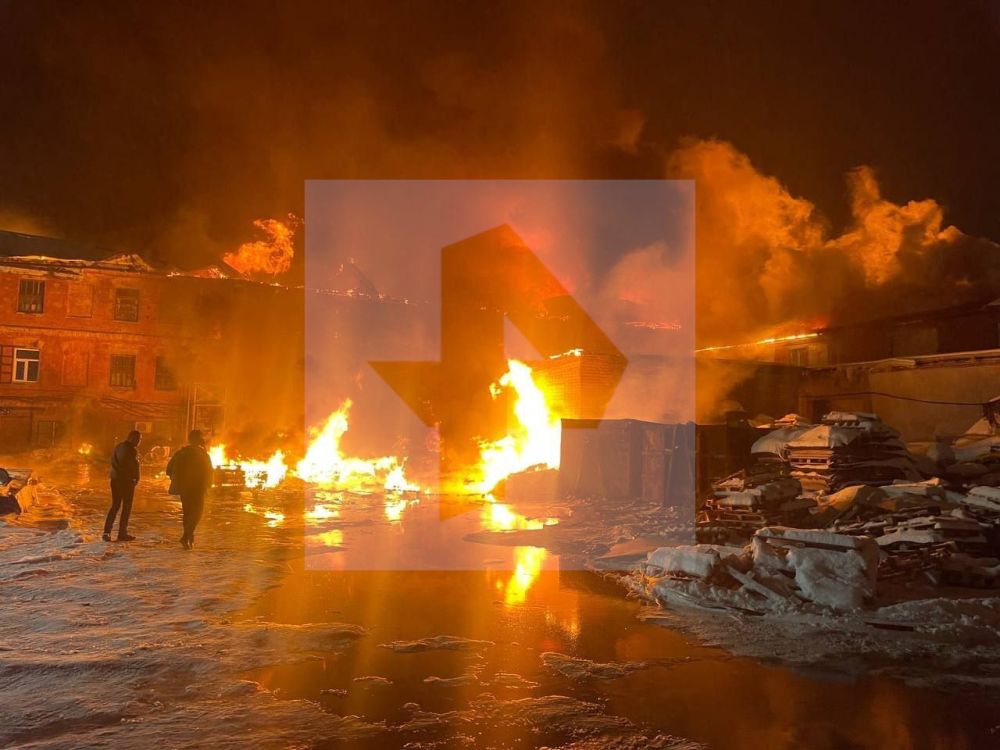 Цех по производству полимерной продукции горит в поселке Обухово в Подмосковье, сообщили в МЧС России