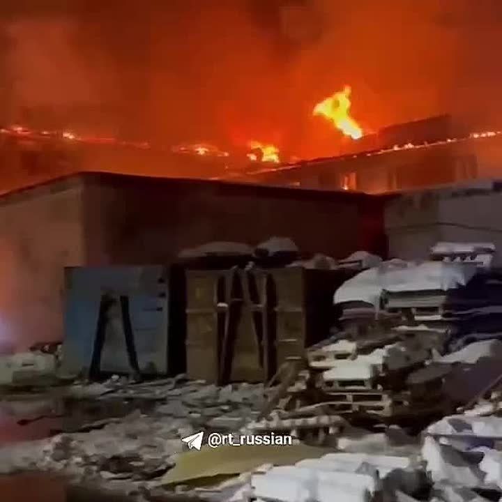 Около ста человек тушат в подмосковном Обухово пожар площадью 8 тыс кв. м