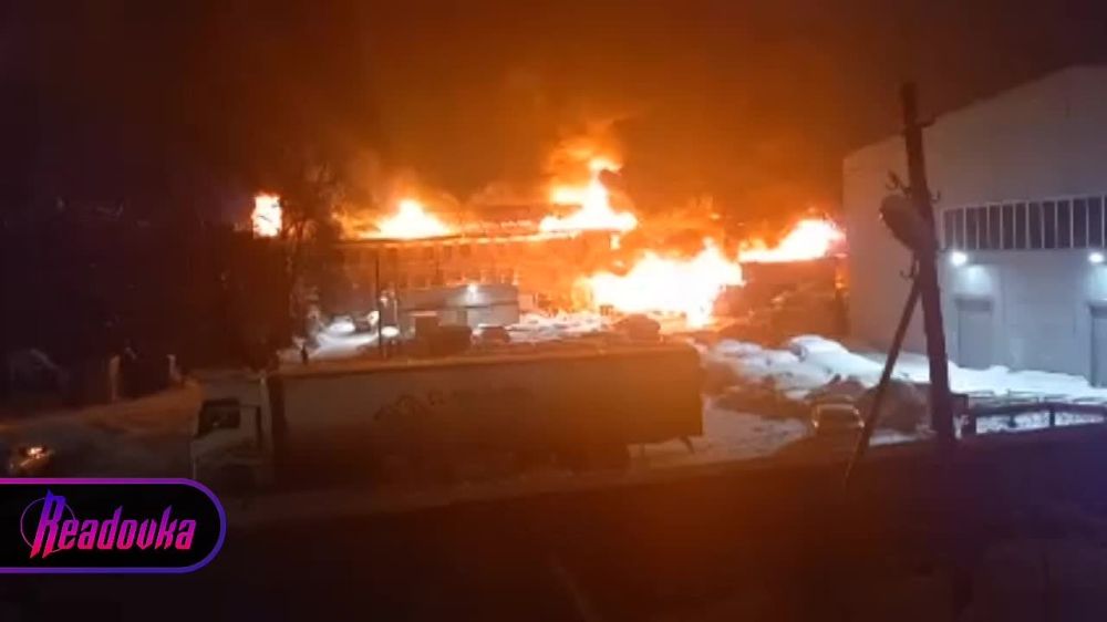 В Подмосковье загорелся цех по производству полимерной продукции — с огнем борются свыше 100 пожарных