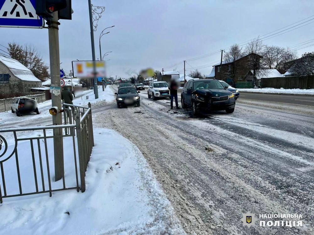 ДТП в Броварах. Предварительно известно, что 32-летний водитель легковушки не выбрал безопасную скорость, не учел дорожную обстановку и допустил столкновение с двигавшимся во встречном направлении «Skoda»