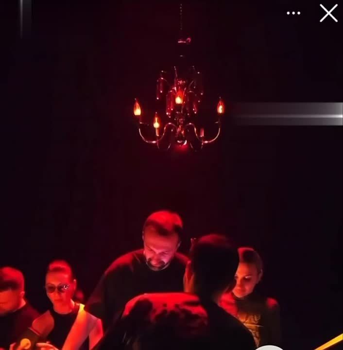 Советник Офиса Президента Зеленского Сергей Лещенко круто тусит на очередной вечеринке