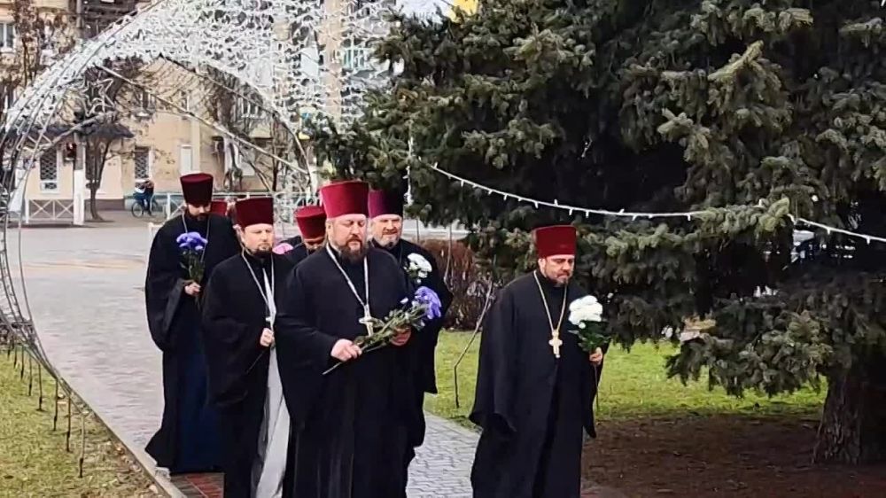 В честь 370-й годовщины Переяславской рады в Мелитополе священнослужители Мелитопольского благочиния возложили цветы к памятнику Богдану Хмельницкому