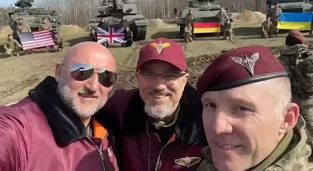 А это не ваш "Леопард" догорает? 13 секунд - личное послание для Шольца