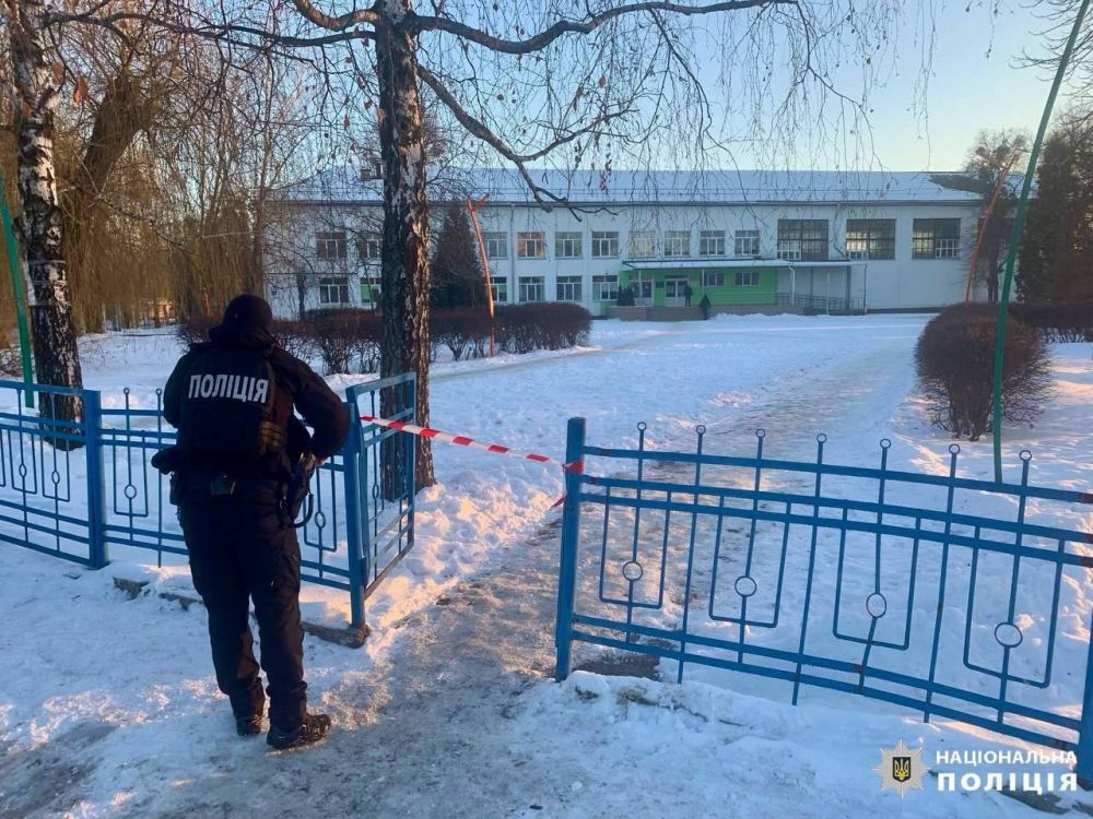 Вчера Полицейские Киевщины проверили сообщения о возможной угрозе в учебном заведении