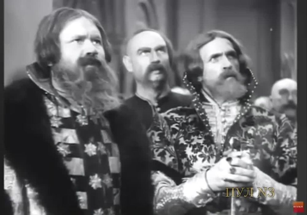 «Слушайте, это встаёт Киев! Слава народу русскому, брату нашему, что подал нам руку в борьбе страшной. Скоро день настанет, соединится брат с братом, и не будет силы той, чтоб нас сломила!»