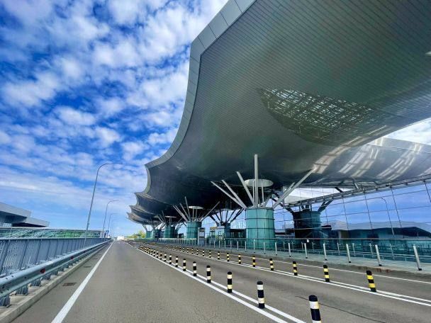 На фоне военного конфликта, закрытого неба над Украиной почему-то Ермак начал обещать всем, что скоро откроется международный аэропорт Борисполь