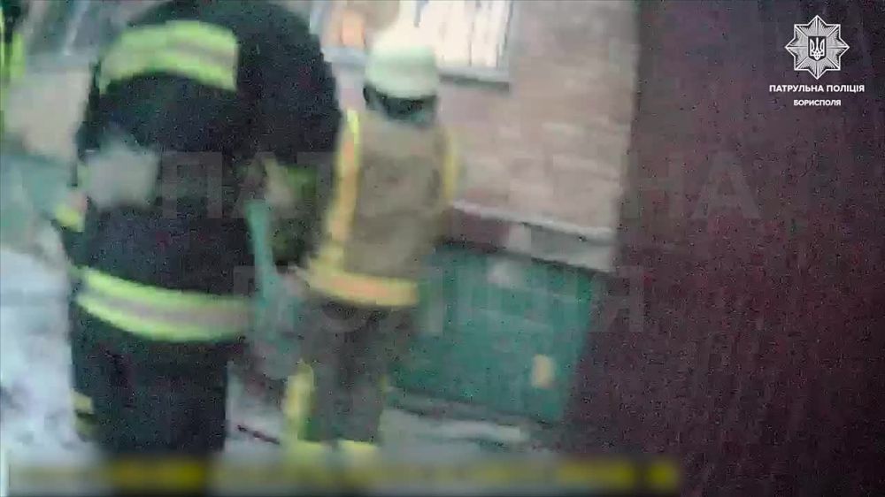Бориспольские патрульные совместно со спасателями помогли женщинам, ставшими заложницами собственного дома