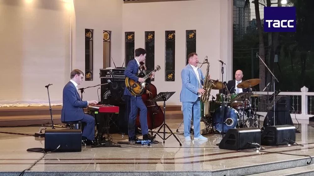 Джазовый квинтет всемирно известного российского саксофониста Игоря Бутмана открыл гастроли в Таиланде концертом в парке Лумпхини в центре Бангкока