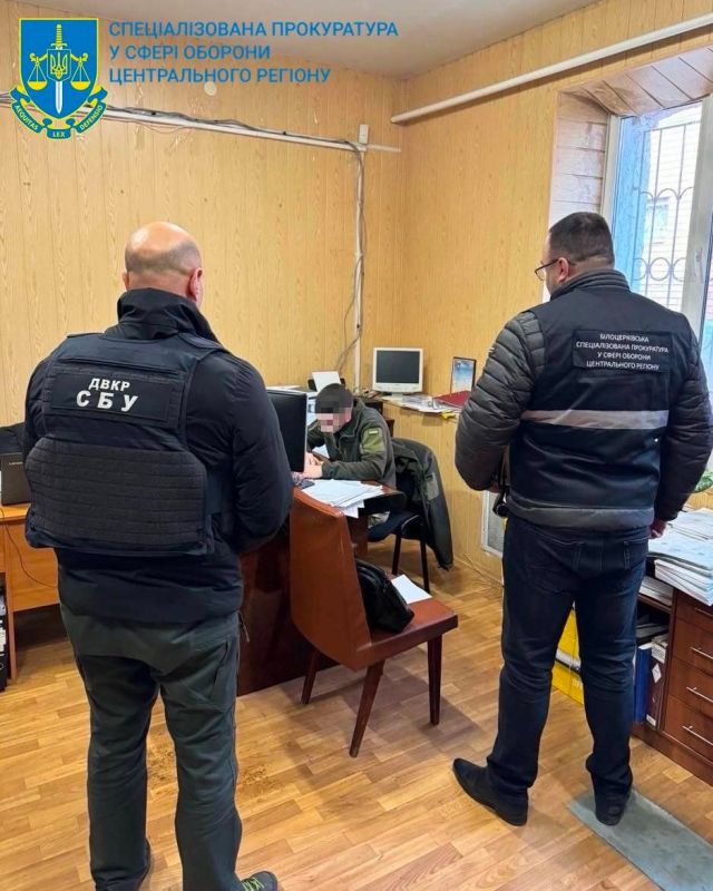 Белоцерковская прокуратура задержала главного бухгалтер военной частина, который начислил старшему солдату 20 миллионов гривен денежного "вознаграждения"