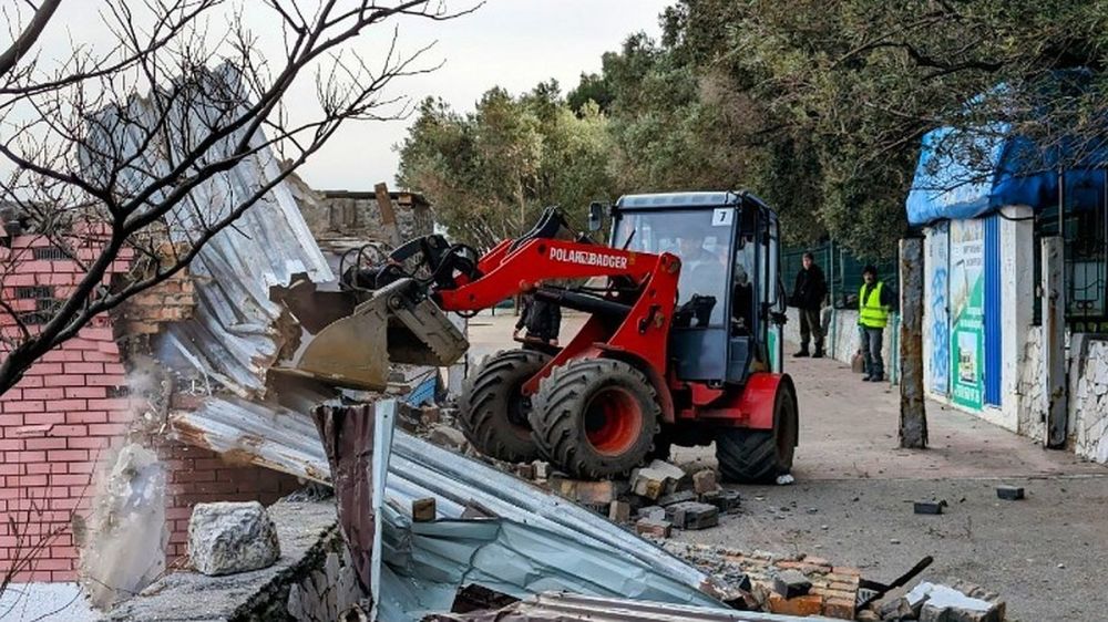 В Гурзуфе убрали склад с набережной: Южный берег Крыма очищают от незаконных построек