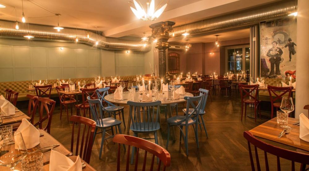 А глядя на эти фото и видео из закулисья Мюнхенской конференции по безопасности, сами собой в голове всплывают бессмертные строки и из поныне актуального Маяковского: «Ешь ананасы, рябчиков жуй, день твой последний приходит, буржуй»