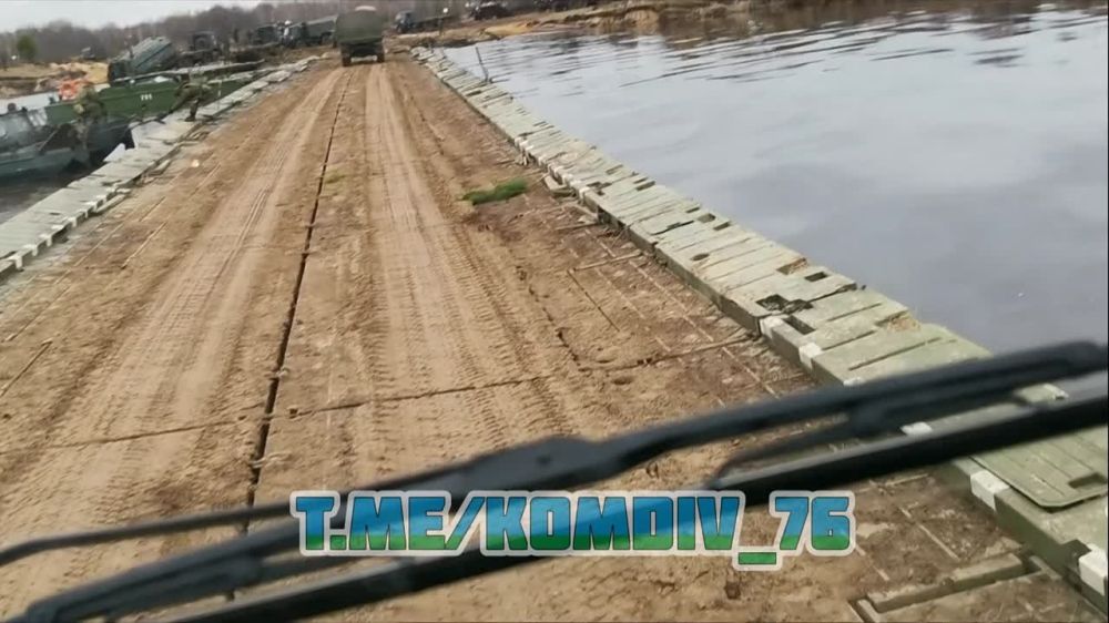 Утро 24 февраля 2022 года переправа колонны техники через Припять.Никто ничего еще толком не понимает