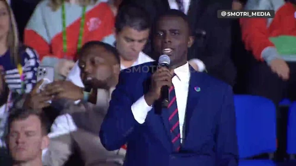 Студент из Уганды поблагодарил президента России за то, что тот делает для африканского континента и сказал, что хотел бы стать сыном Владимира Путина из Африки