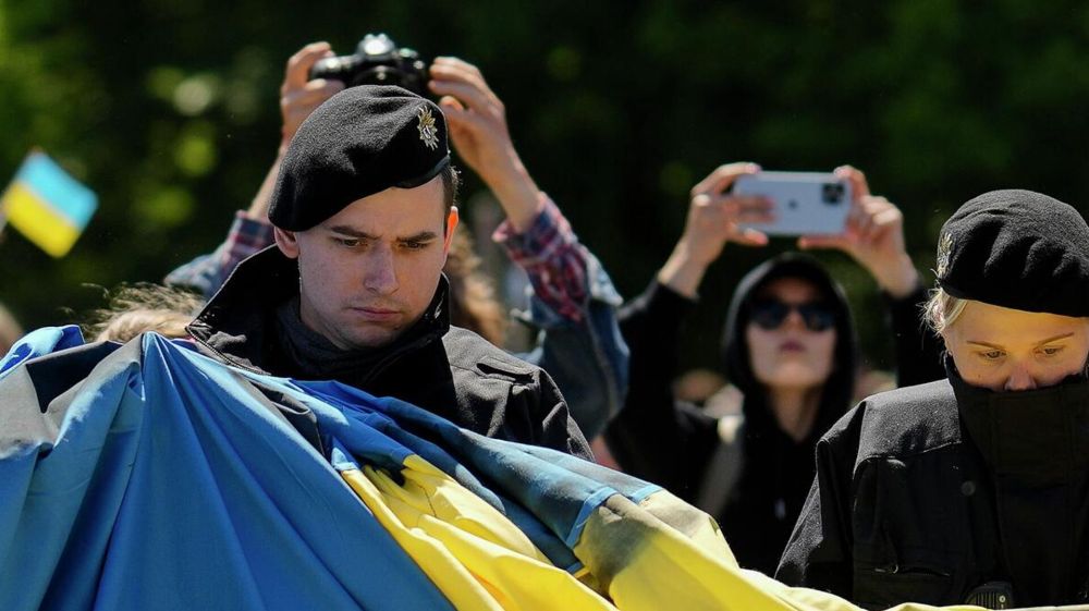 Бездумное закручивание гаек заканчивается срывом резьбы. Украинские эксперты о происходящем в их стране