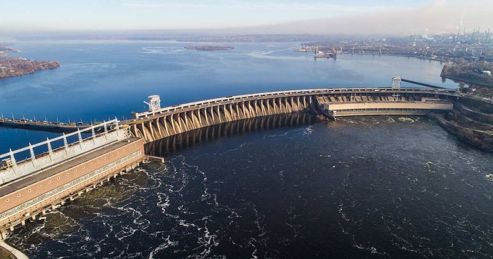 "Укргидроэнерго": Днепровская ГЭС в Запорожье остановила свою работу