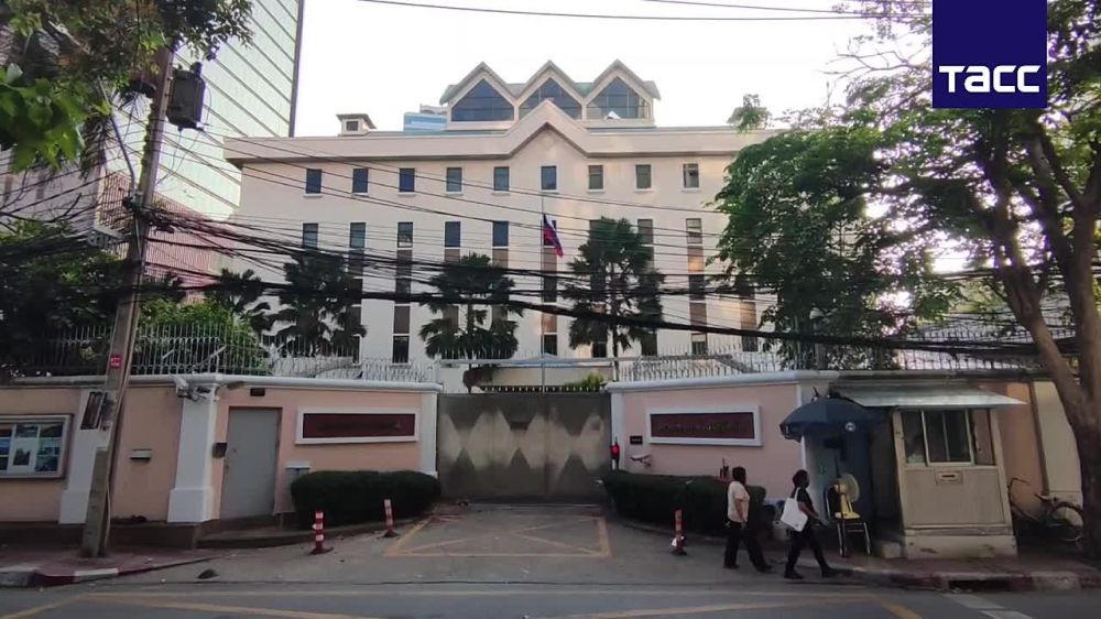 Жители Бангкока приносят цветы к посольству России