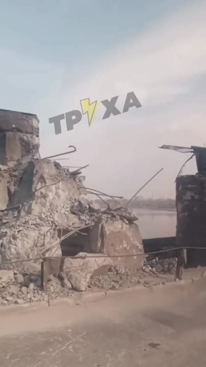 Киевское "Укргидроэнерго" признало, что в результате вчерашних российских ударов возмездия по ДнепроГЭС, Украина потеряла еще около 20% регулирующих мощностей в своей энергетик