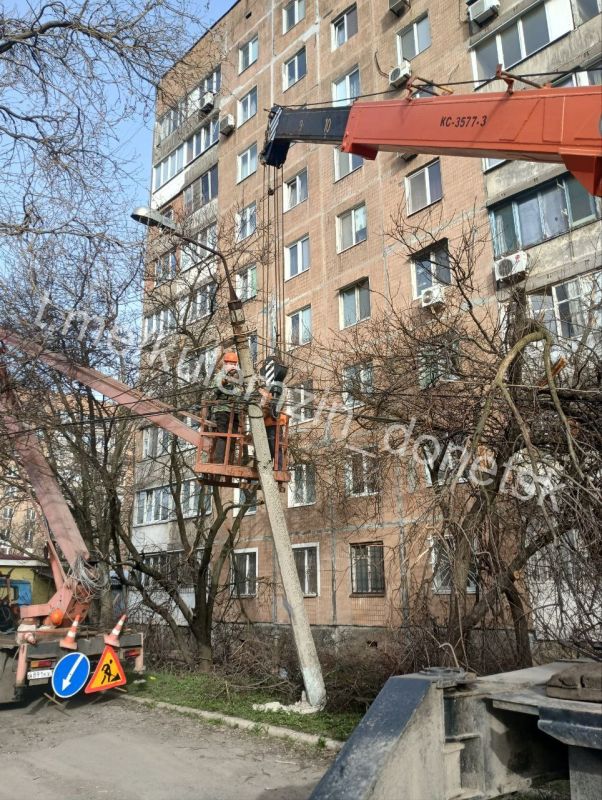 Алексей Кулемзин: Специалисты предприятия «Донецкгорсвет» продолжали 2 апреля проводить технические работы с лампами, кабелем, светильниками, предохранителями, кронштейнами