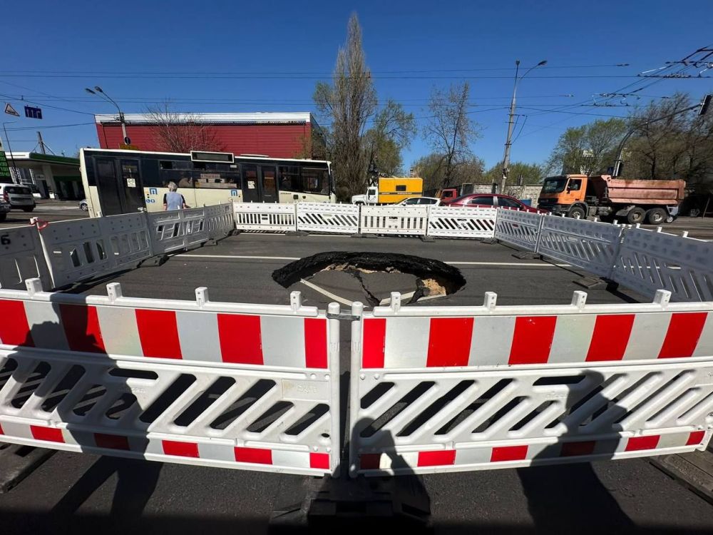 Киев продолжает проседать, прорывать, сыпаться и всячески разрушаться