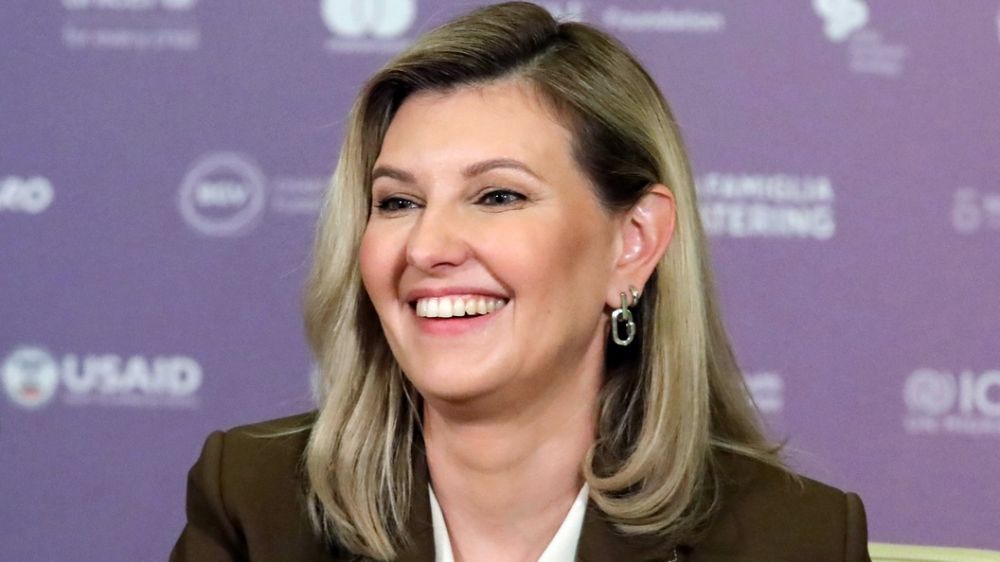 Улыбка на вопрос о страдающих украинцев: Удивившее видео интервью Зеленской западному журналисту