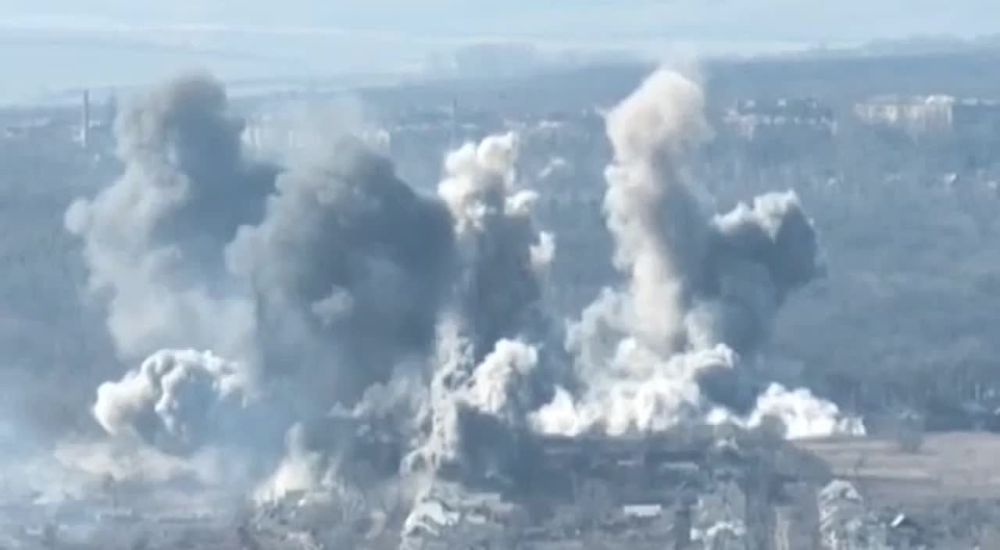 Евгений Поддубный: Как бы иронично не звучало, но своим визитом в Славянск и Часов Яр, Зеленский поставил им "чёрную метку" – по сложившейся традиции, каждая "фортэця", после его посещения, рушилась