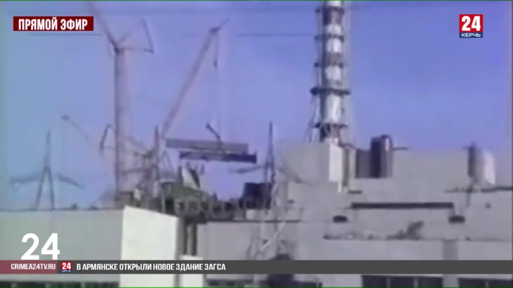 К памятному знаку жертвам катастрофы на Чернобыльской АЭС керчане традиционно приносят цветы и свечи