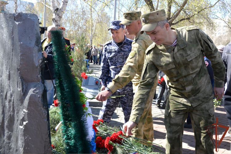 Память уральцев - ликвидаторов аварии на Чернобыльской АЭС почтили представители Росгвардии