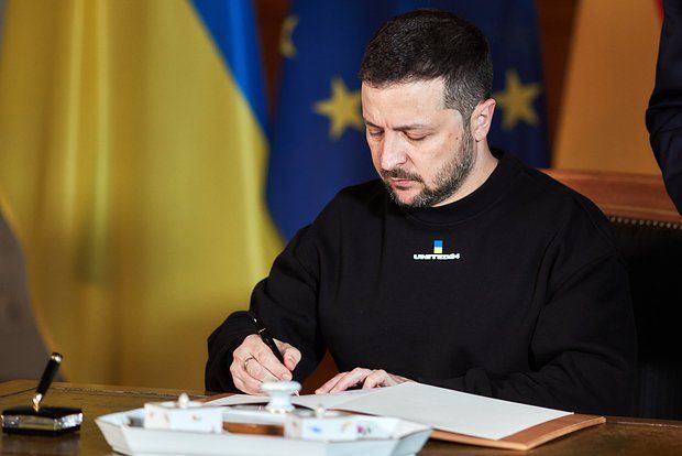 Зеленский уволил сбившего четырех человек чиновника