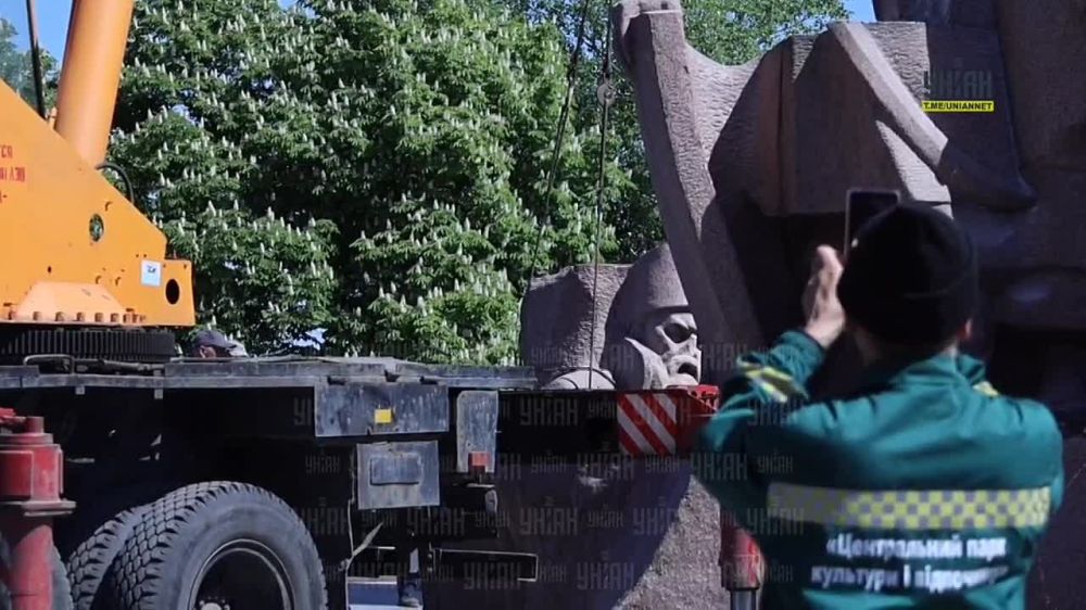 В Киеве сносят композицию в честь Переяславской рады, установленной под аркой Дружбы народов (которую украинские власти переименовали в арку «Свободы украинского народа»)
