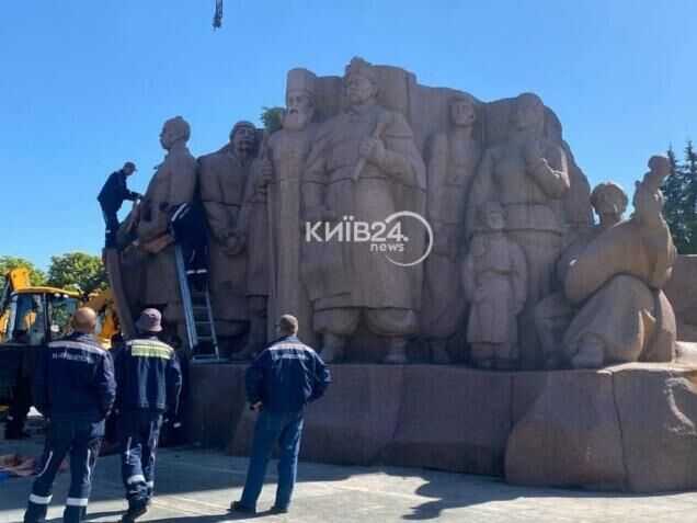 В Киеве коммунальщики начали снос барельефа в честь Переяславской рады