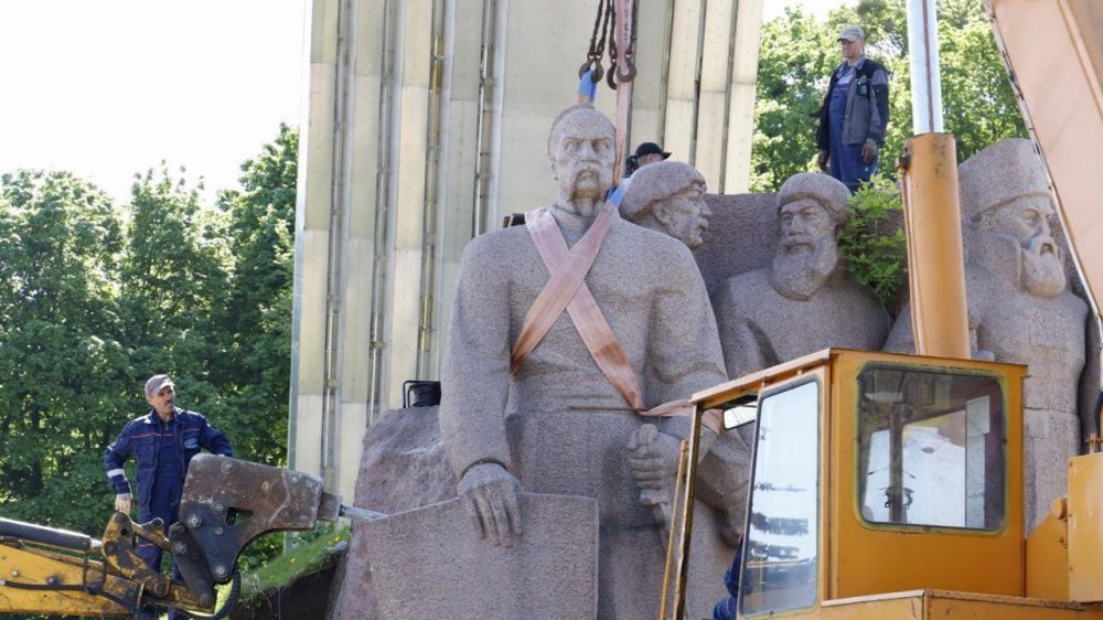 В Киеве начали снос памятника под Аркой Дружбы народов