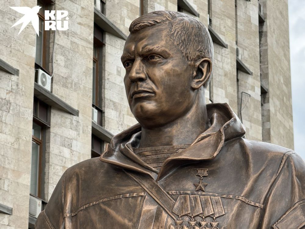 В ДНР возле Дома Правительства установили бюст Александру Захарченко