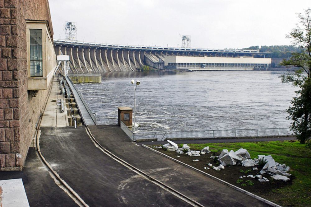 ВСУ открыли все шлюзы на плотине ДнепроГЭС: чем важна станция и есть ли угроза потопа