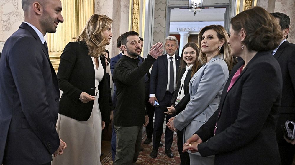 «Мы пойдем уже?»: Зеленский устроил неприличие во французском парламенте