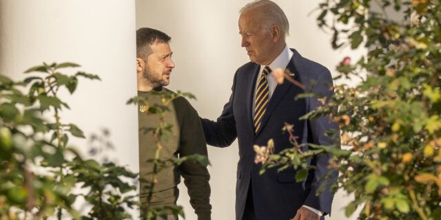 Киев стремится втянуть НАТО в конфликт, так как терпит поражение – Миршаймер