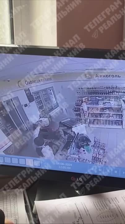 Вблизи села Бзов Броварского района очередной поехавший "воен светы" зашел на АЗС с громко включенной музыкой в колонке