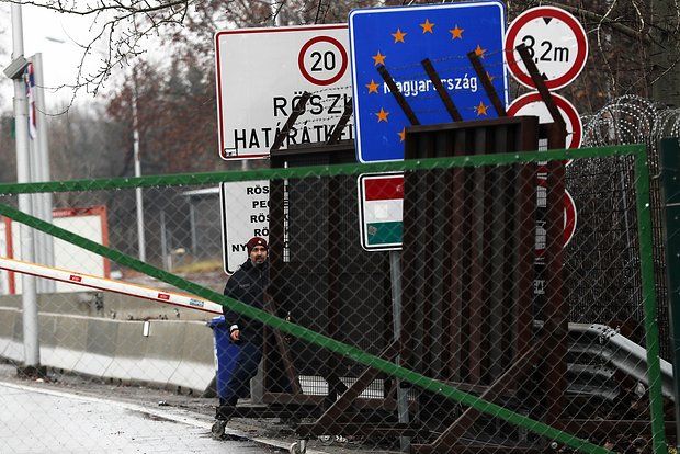 Грузовик с 32 украинцами прорвался в Венгрию. Киев заявил, что там их задержали