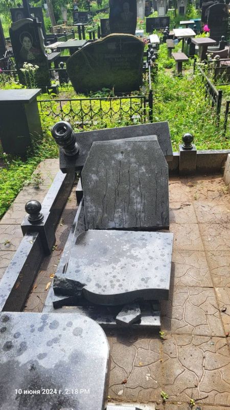 В Броварах вандалы надругались над могилами на кладбище, разрушив более десятка памятников