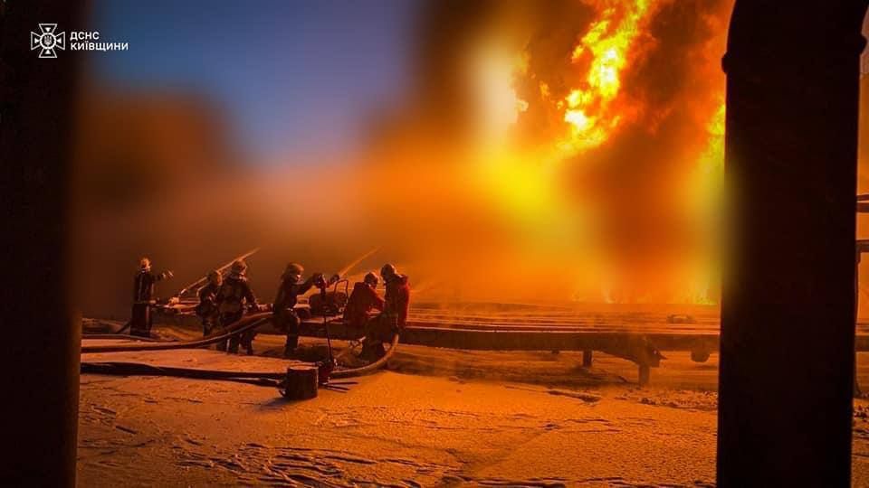 Под Киевом в Василькове продолжает что-то очень сильно гореть