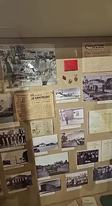 Экскурсовод в Борисполе Киевской области рассказывает школьникам, что в 1941 году город "захватили" советские войска, а в 1943 году его "освободили" силы "украинского сопротивления"