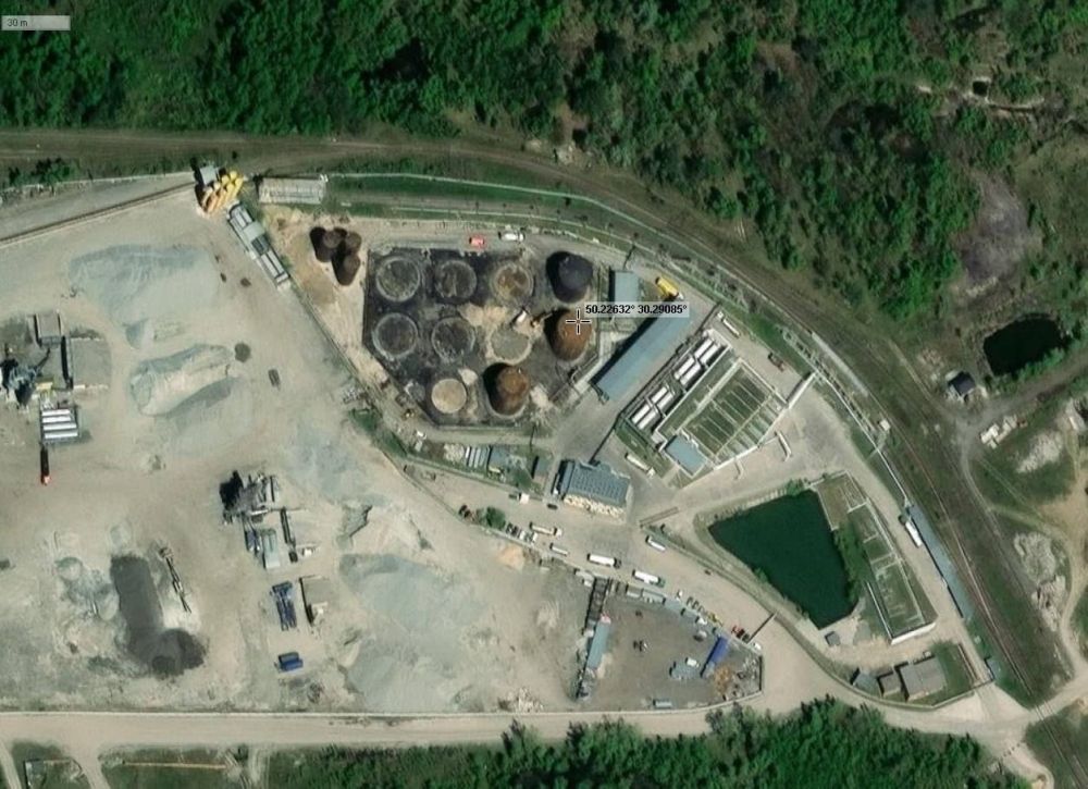 Американский спутник Maxar показал последствия удара по топливной инфраструктуре на аэродроме Васильков под Киевом, где 3 дня не могли потушить пожар