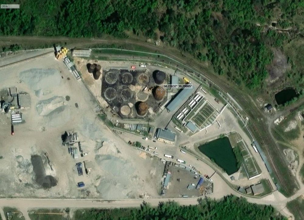 Американский спутник Maxar показал последствий удара и уничтожения топливной инфраструктуре на аэродроме Васильков под Киевом, где 3 дня не могли потушить пожар после удара "сбитых" ракет