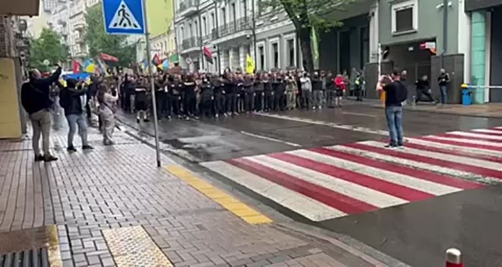 Владимир Корнилов: Украинские нацисты сейчас в центре Киева кричат те же самые лозунги, которые вчера на «саммите мира» в Швейцарии выкрикивал премьер Канады Джастин Трюдо вместе с рядом других западных деятелей